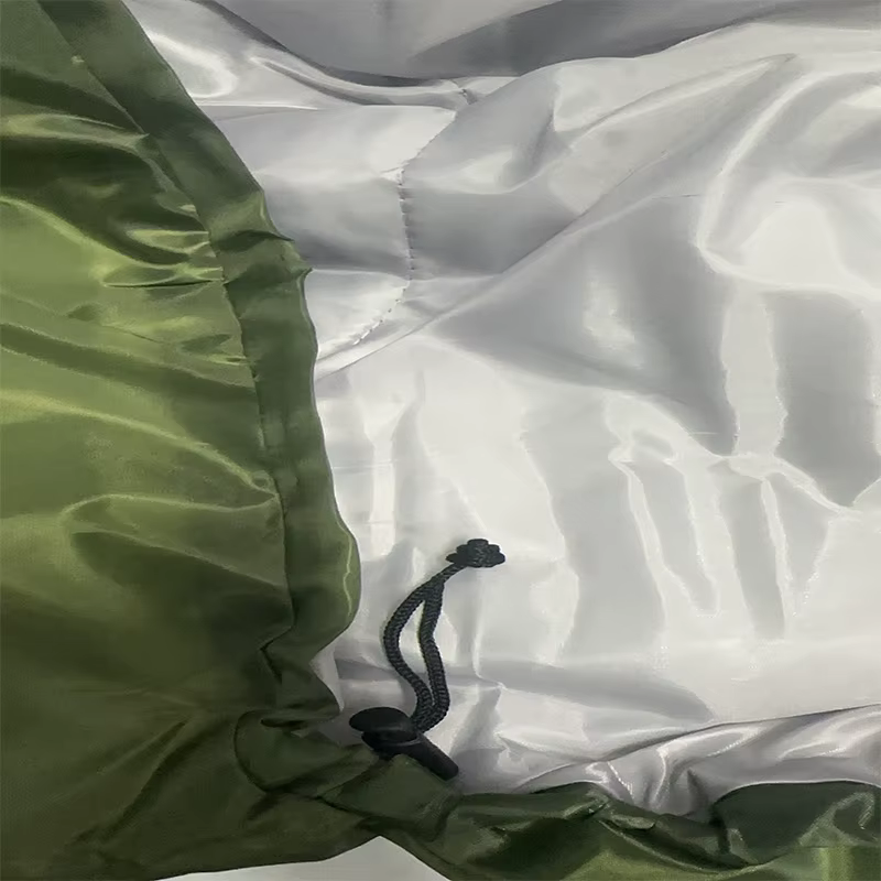 Le sac de couchage -0 degrés peut être utilisé avec un camouflage vert pour les voyages de camping