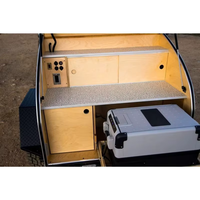 Mini-caravane Teardrop remorquable avec structure renforcée et rangement intérieur pour les voyages en famille et le camping en plein air