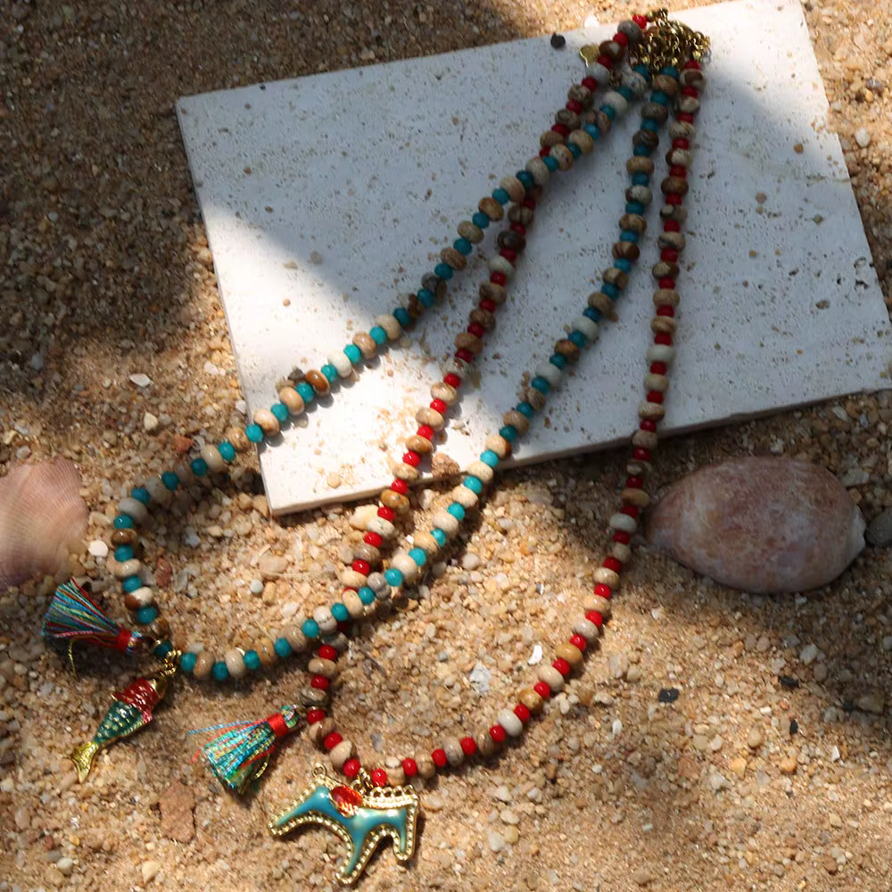 Collier bohème populaire en Europe et en Amérique, ethnique, en pierre naturelle, fait main, avec perles et pendentif cheval et poisson en acier inoxydable coloré