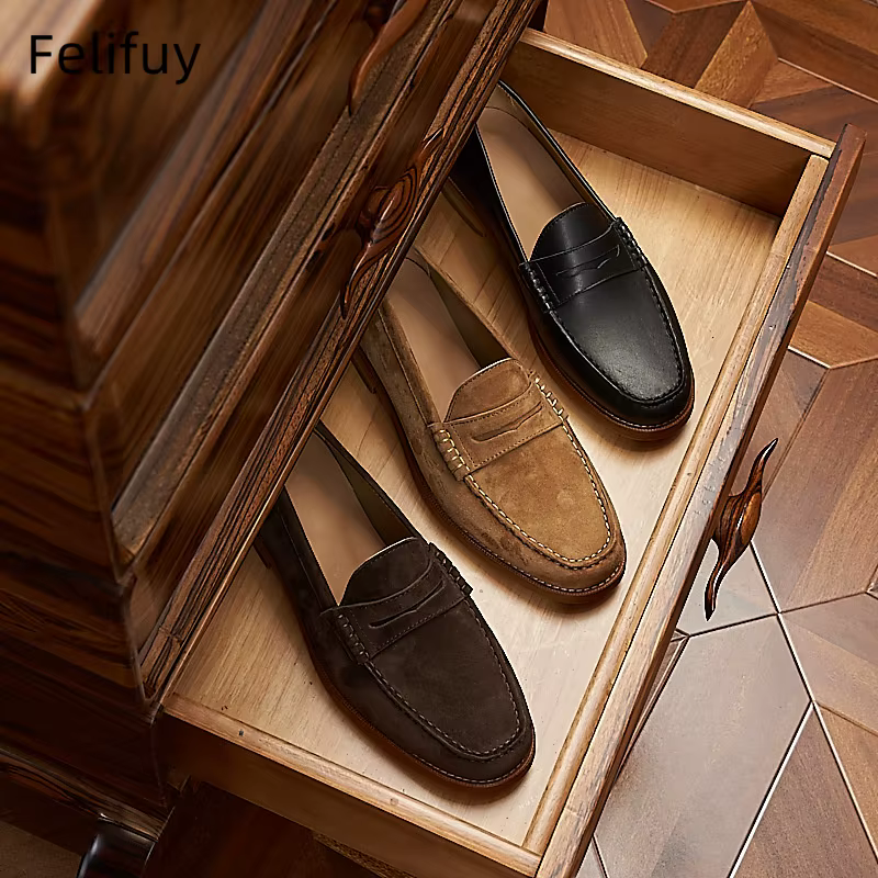 Nouvelles chaussures décontractées noires pour hommes, mocassins en daim de vache marron à bout rond, chaussures en cuir véritable pour le travail, les trajets quotidiens et les affaires, style britan