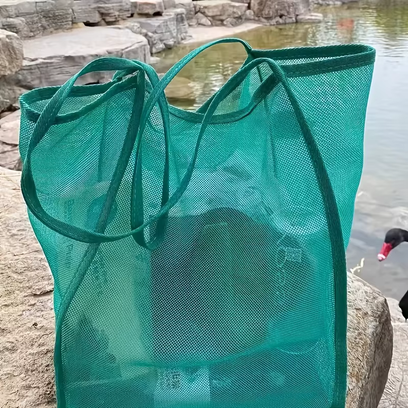 Un grand sac de plage surdimensionné, pliable et doté d'un revêtement de protection pour ranger les jouets, les coquillages, les vêtements et les serviettes lors de vos sorties à la plage.
