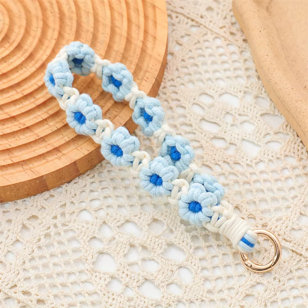 Bracelet porte-clés Boho en macramé fait à la main – Design floral au crochet exquis, parfait pour les clés ou la lanière de téléphone, bracelet décoratif