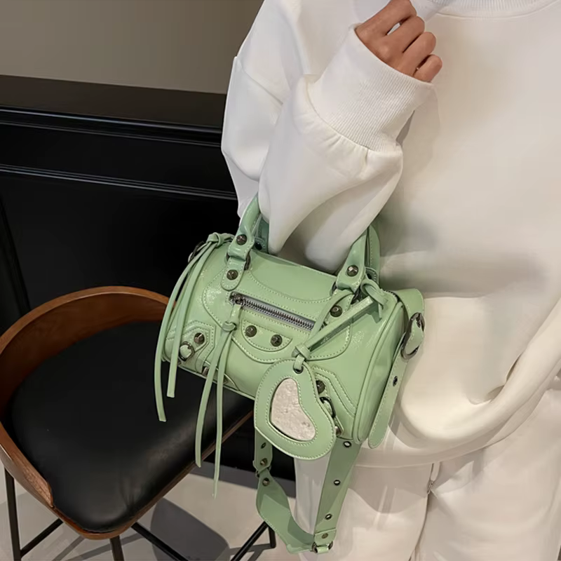 SHELKSBAG 2026 Sacs de moto tendance pour femmes, sac à main urbain Y2K classique et à la mode, sac bandoulière en cuir PU clouté