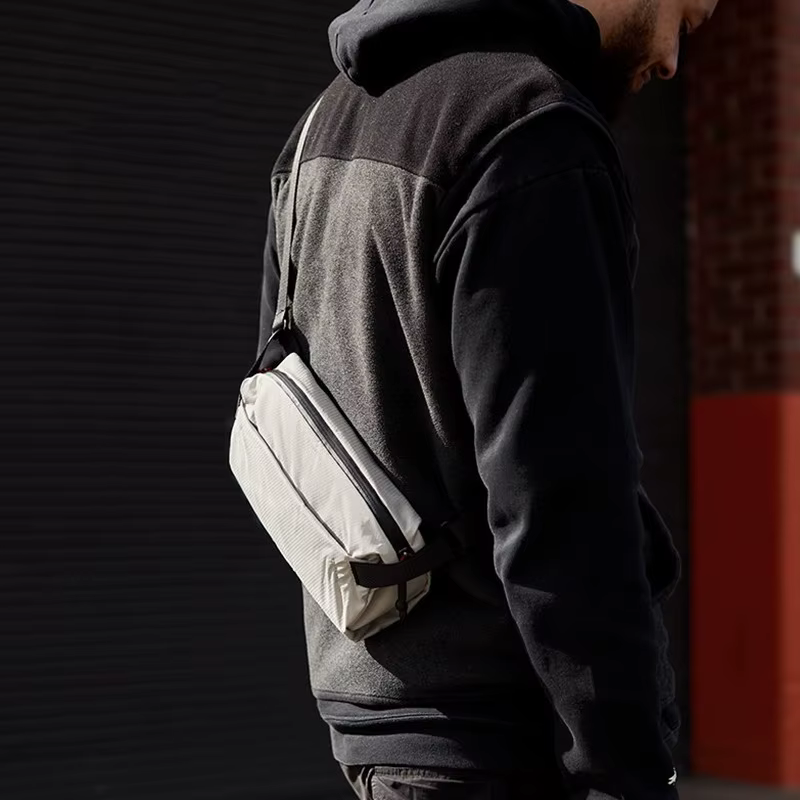 Sac à bandoulière essentiel minimaliste, sac à bandoulière Compact résistant à l'eau pour femmes et hommes, sac de poitrine pour la randonnée, les concerts et les déplacements quotidiens