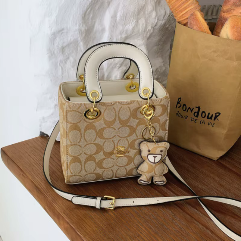 Sac de Luxe pour Femme 2026 Nouveau Sac à Main Monogramme Classique Vintage Sac Fourre-tout Bandoulière Tendance pour Dames avec Breloque Ours