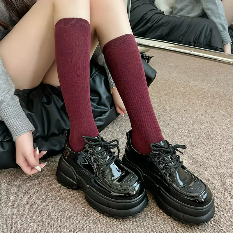 Chaussettes rouges 2025 mode couleur unie noir blanc gris chaussettes longues bas femmes mode japonaise coton tricoté chaussettes à tube moyen