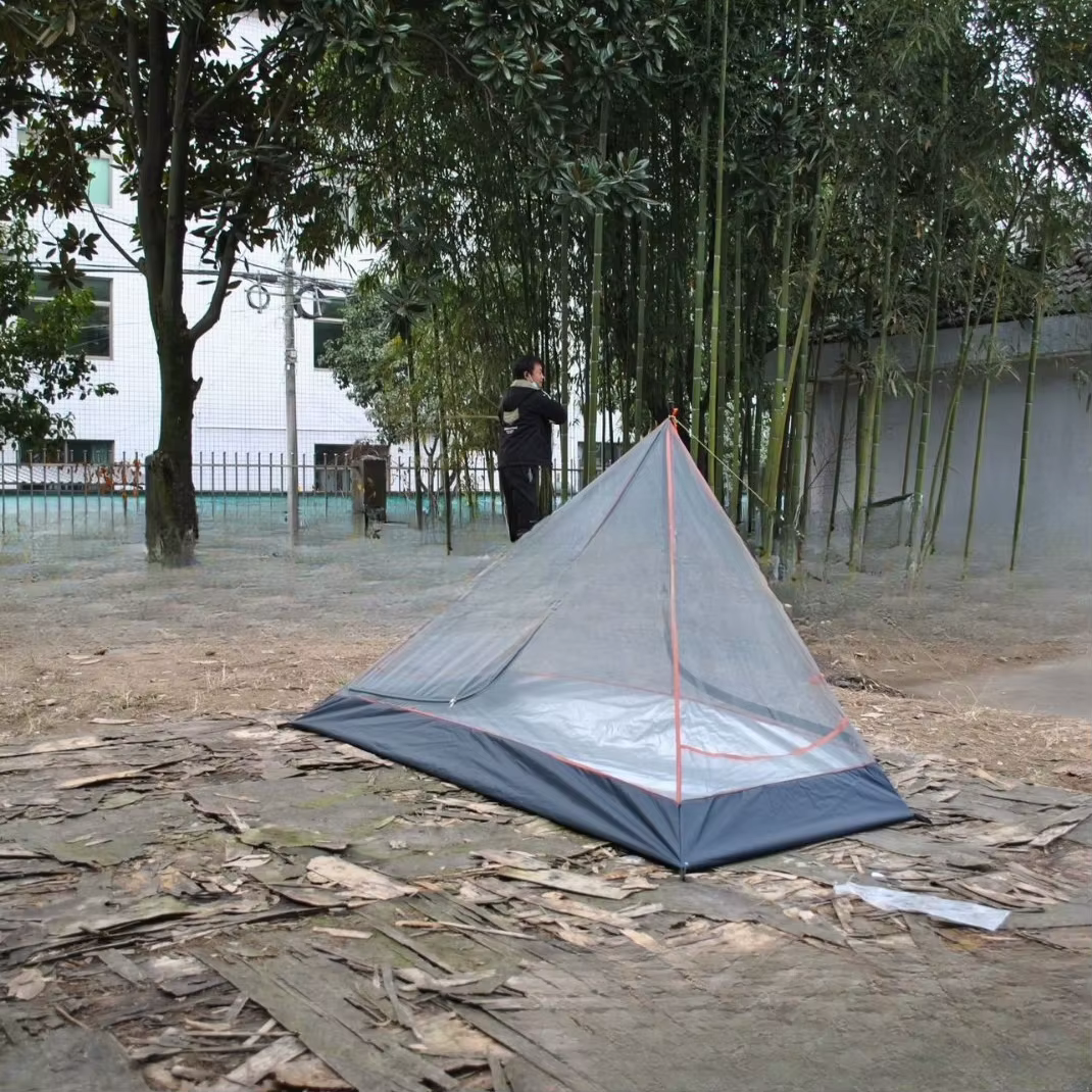 Tente de camping pyramidale avec poteau central unique