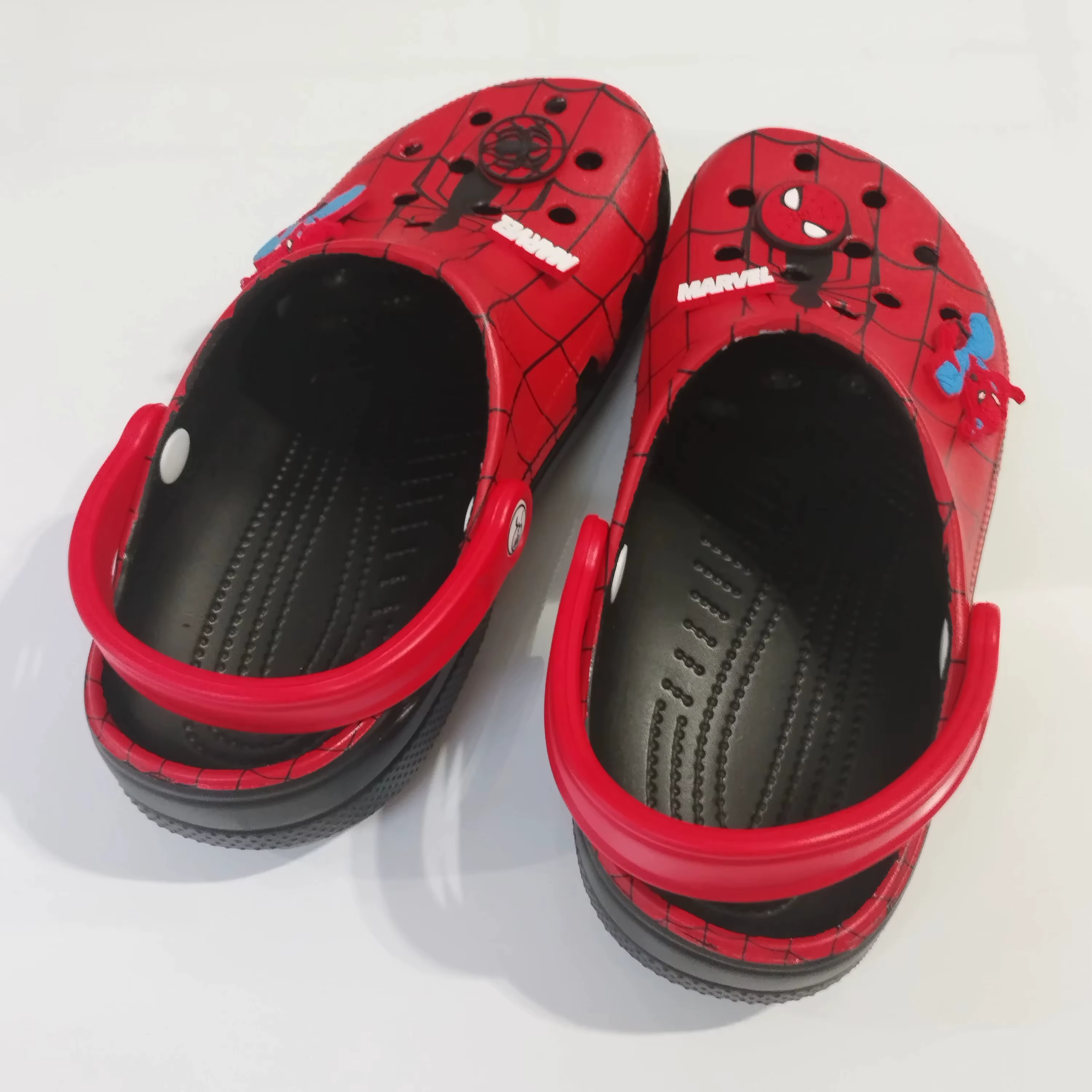 Pantoufles de dessin animé Spider-Man, sandales de plage antidérapantes, pantoufles mignonnes en EVA à bout fermé, pantoufles de loisirs à la maison, cadeaux pour garçons et filles.