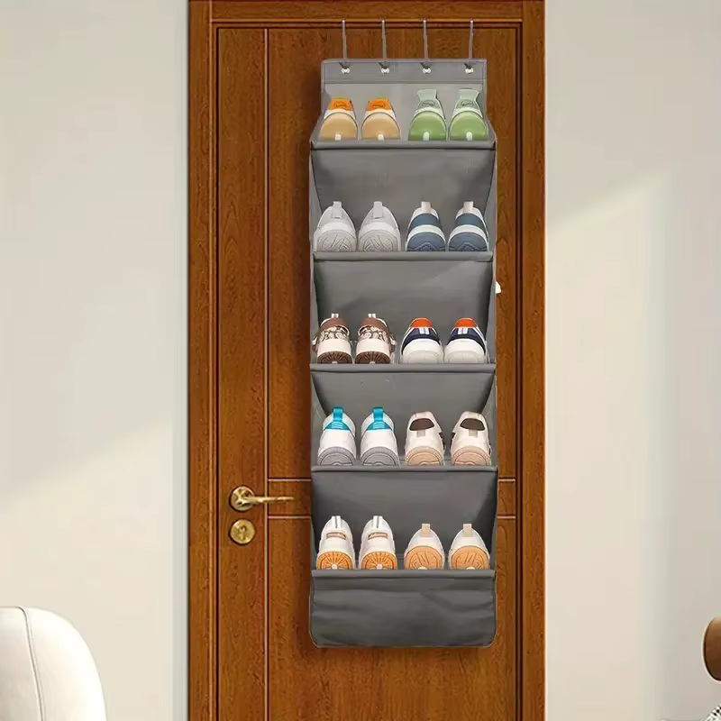 Organisateur de chaussures au-dessus de la porte