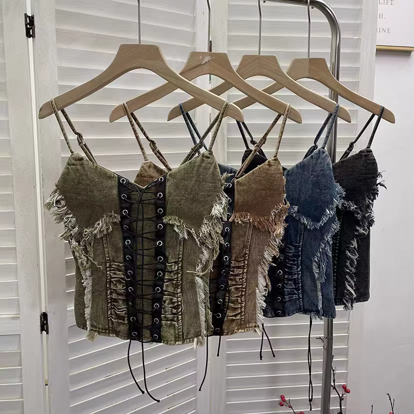 Débardeur court à lacets en denim vieilli vintage pour tenues superposées et bord brut