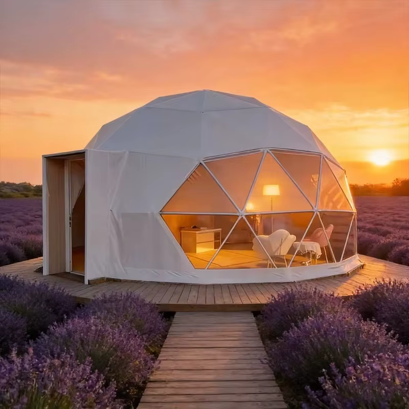 Tente de glamping de luxe en forme de dôme