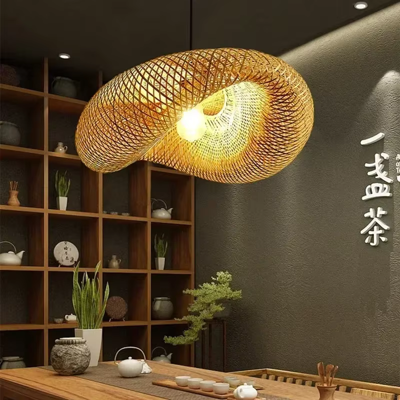 Lampe LED suspendue en bambou tissé à la main