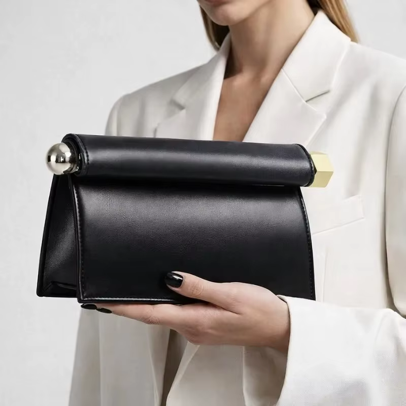Un nouveau sac d'embrayage enroulé de luxe, à la mode et de niche pour femmes, un sac à bandoulière polyvalent à chaîne pliante à une épaule