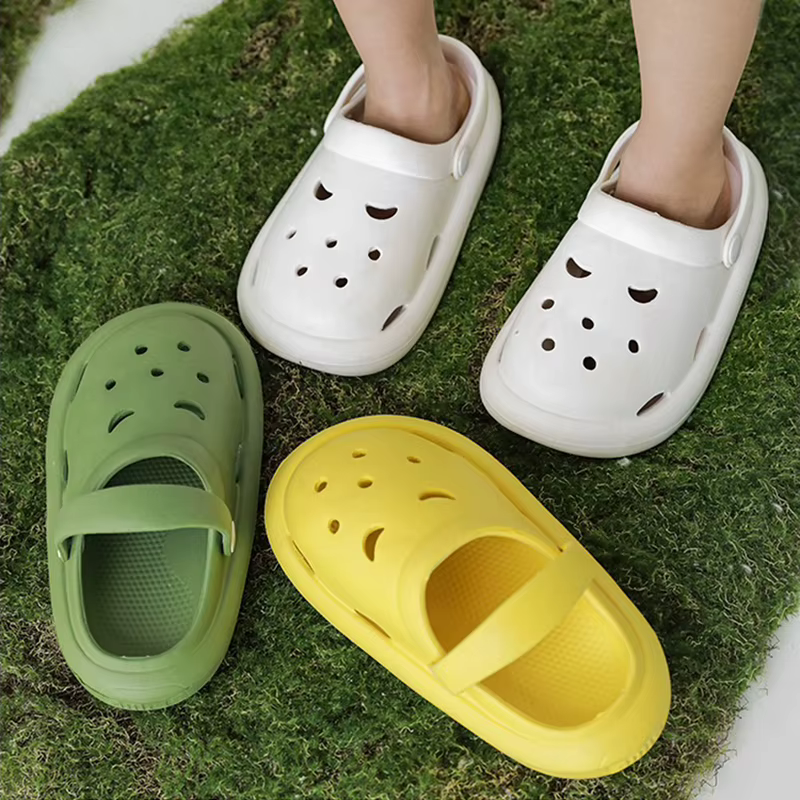 Chaussures de jardin pour garçons et filles, sandales pour enfants, pantoufles d'extérieur antidérapantes résistantes à l'usure, peuvent ajouter des breloques de noël et d'halloween