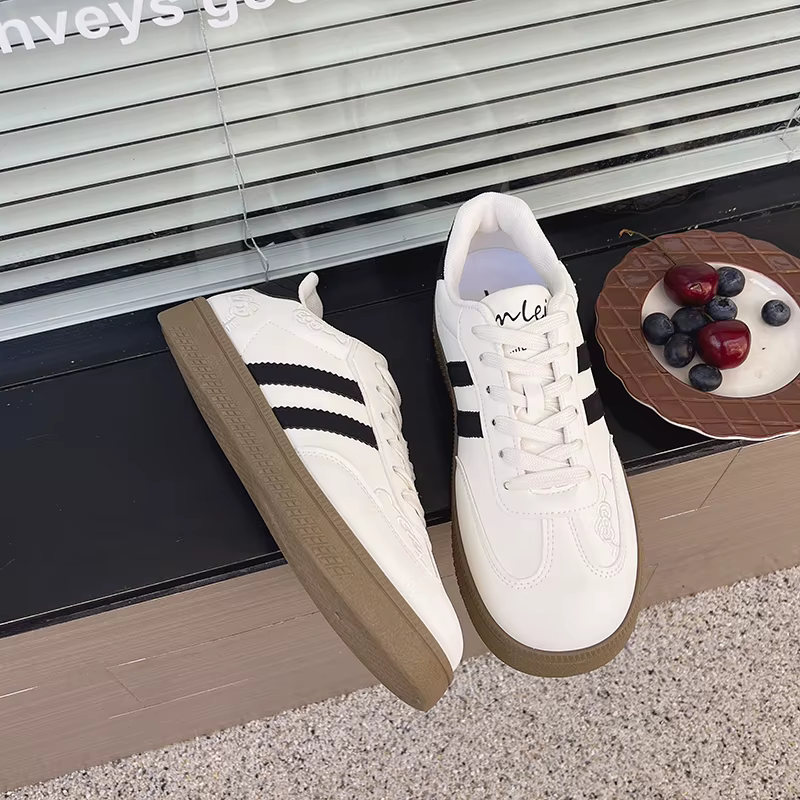 Baskets blanches chics de Style coréen pour femmes, chaussures d'entraînement décontractées à la mode pour tous les jours, à enfiler, avec broderie de chat mignon, toutes saisons, 2025