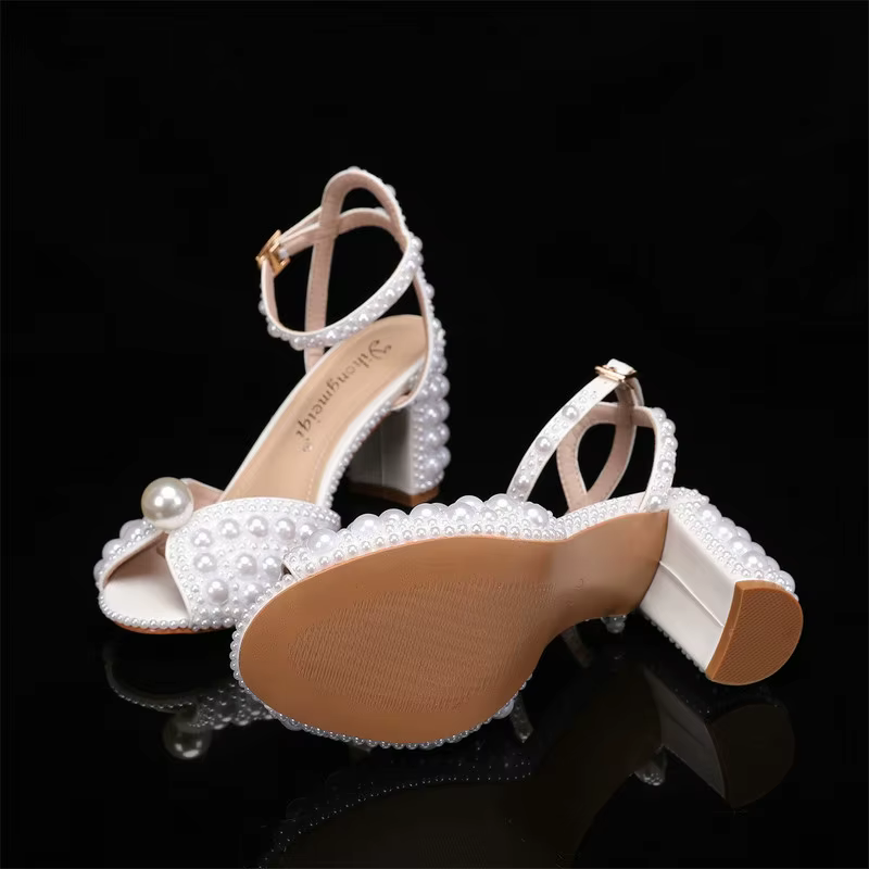 Chaussures de luxe pour femmes 2026 Nouveaux talons hauts de créateur à talon épais et bouche peu profonde, sandales à perles pour femmes, chaussures de mariage, chaussures de demoiselle d'honneur