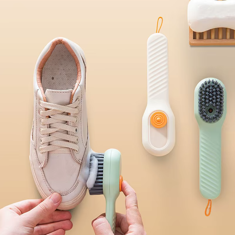 Brosse à chaussures multifonctionnelle à décharge automatique de liquide
