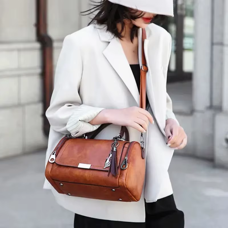 Sac à bandoulière de grande capacité pour femmes avec décoration de pompon
