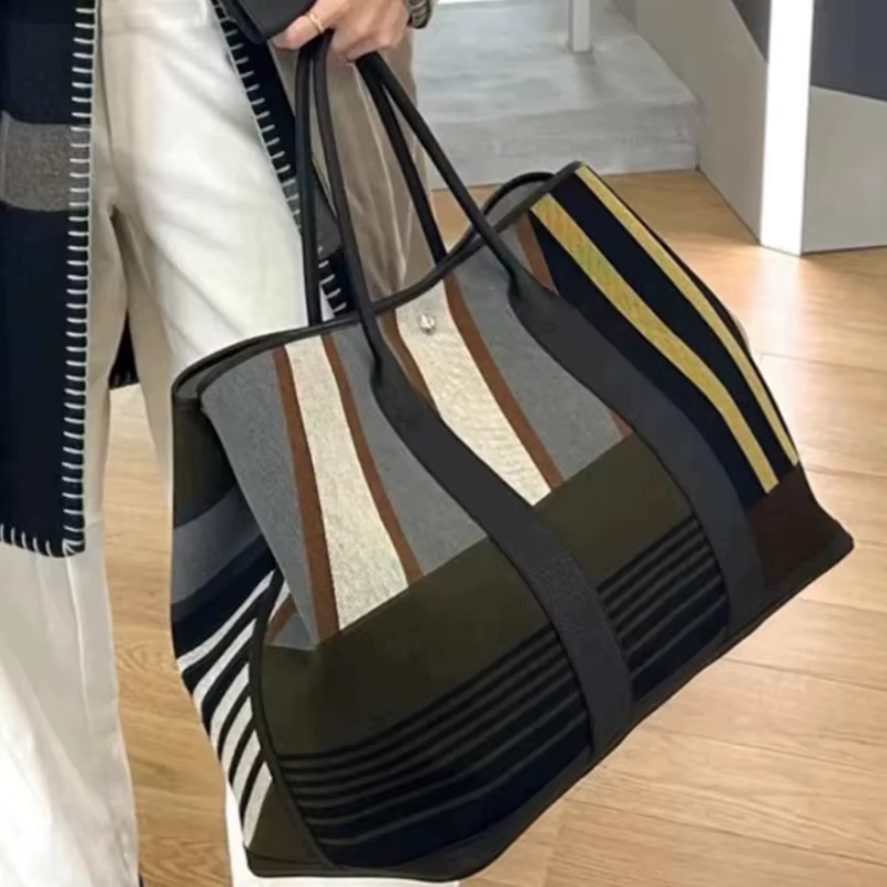 Sac fourre-tout de luxe en toile rayée avec bordure en cuir et poignées roulées