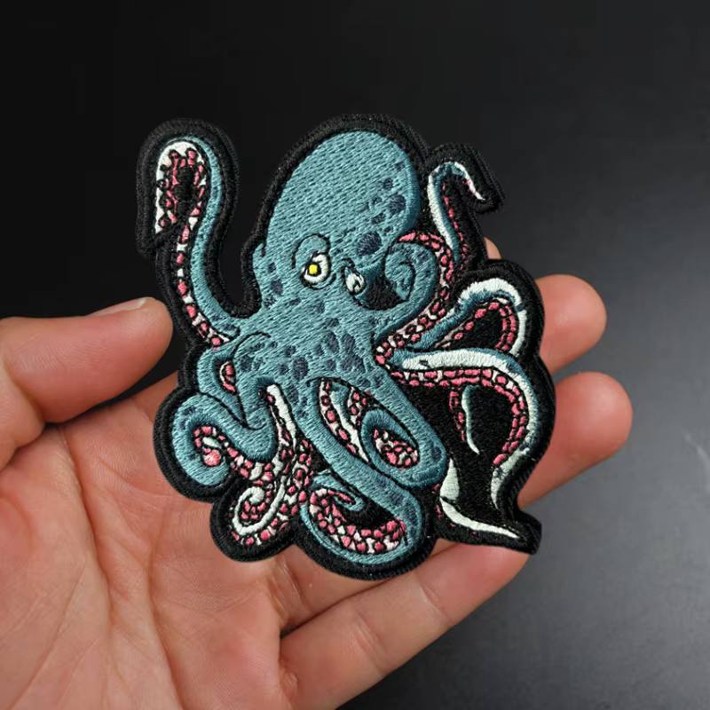 Patch brodé de poulpe sur vêtements