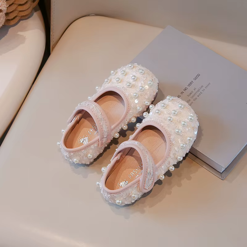 Chaussures de danse pour filles, chaussures plates élégantes à bout rond pour enfants, semelle souple antidérapante, chaussures de princesse avec perles douces, tendance Ins, nouvelle collection 2025
