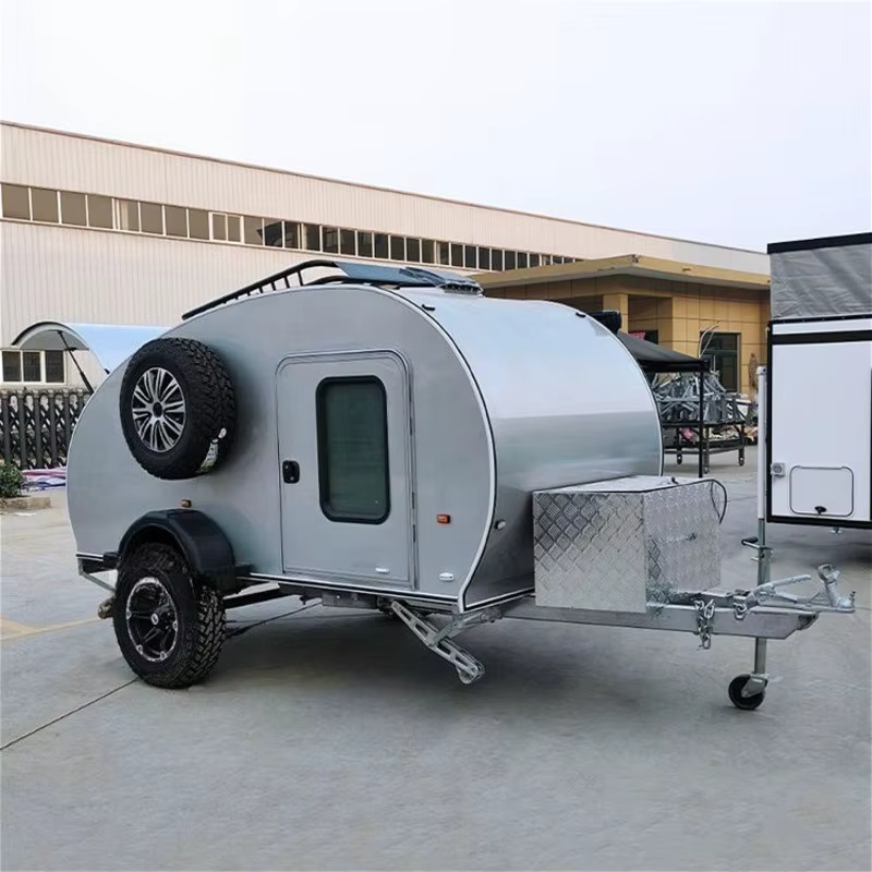 Mini-caravane Teardrop remorquable avec structure renforcée et rangement intérieur pour les voyages en famille et le camping en plein air