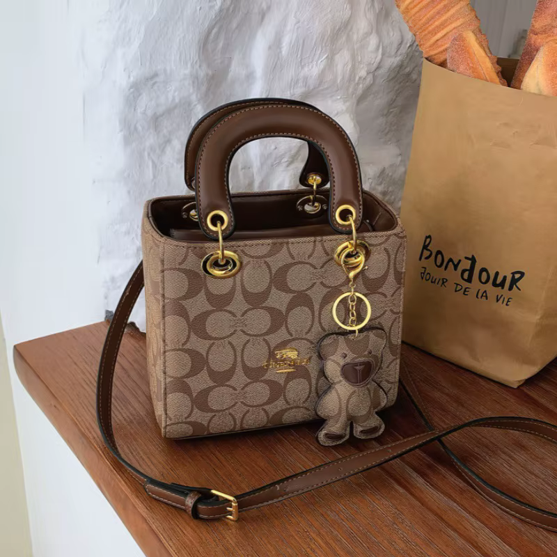 Sac de Luxe pour Femme 2026 Nouveau Sac à Main Monogramme Classique Vintage Sac Fourre-tout Bandoulière Tendance pour Dames avec Breloque Ours
