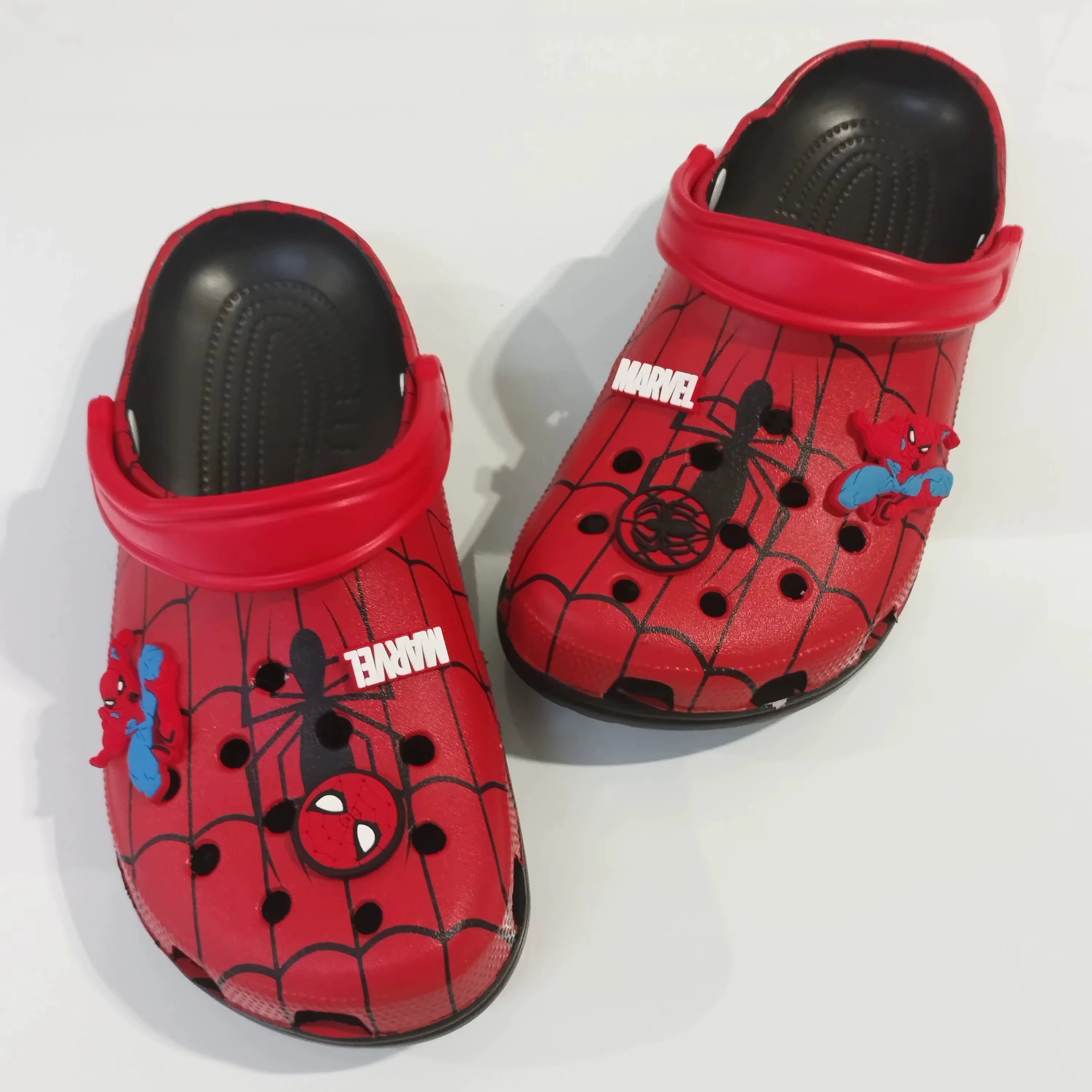 Pantoufles de dessin animé Spider-Man, sandales de plage antidérapantes, pantoufles mignonnes en EVA à bout fermé, pantoufles de loisirs à la maison, cadeaux pour garçons et filles.