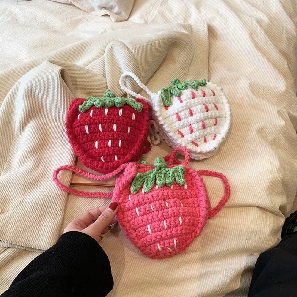 Sac à bandoulière fraise fait à la main, Mini sac à bandoulière Design tissé bicolore, fil au Crochet, Mini taille, sac tissé au Crochet pour femmes