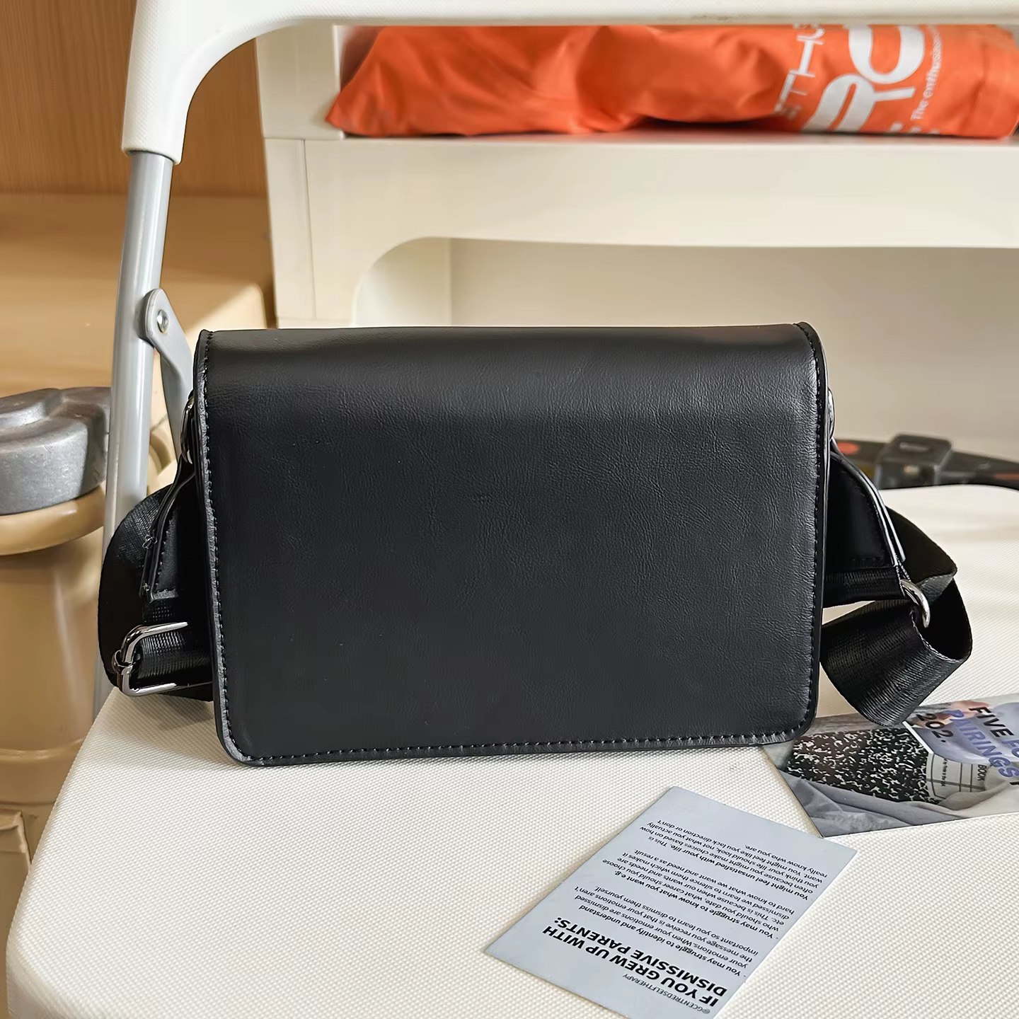 Sac à bandoulière minimaliste noir à rabat pour hommes et femmes, sac décontracté unisexe en cuir PU, sac à dos tendance