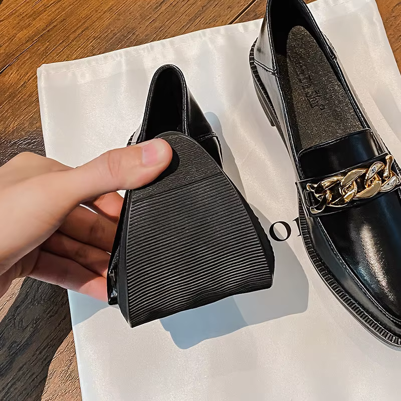Nouvelles chaussures pour femmes, chaussures décontractées en cuir tendance, style preppy, chaussures à talons hauts avec chaîne, chaussures à bout pointu pour filles, mocassins à enfiler