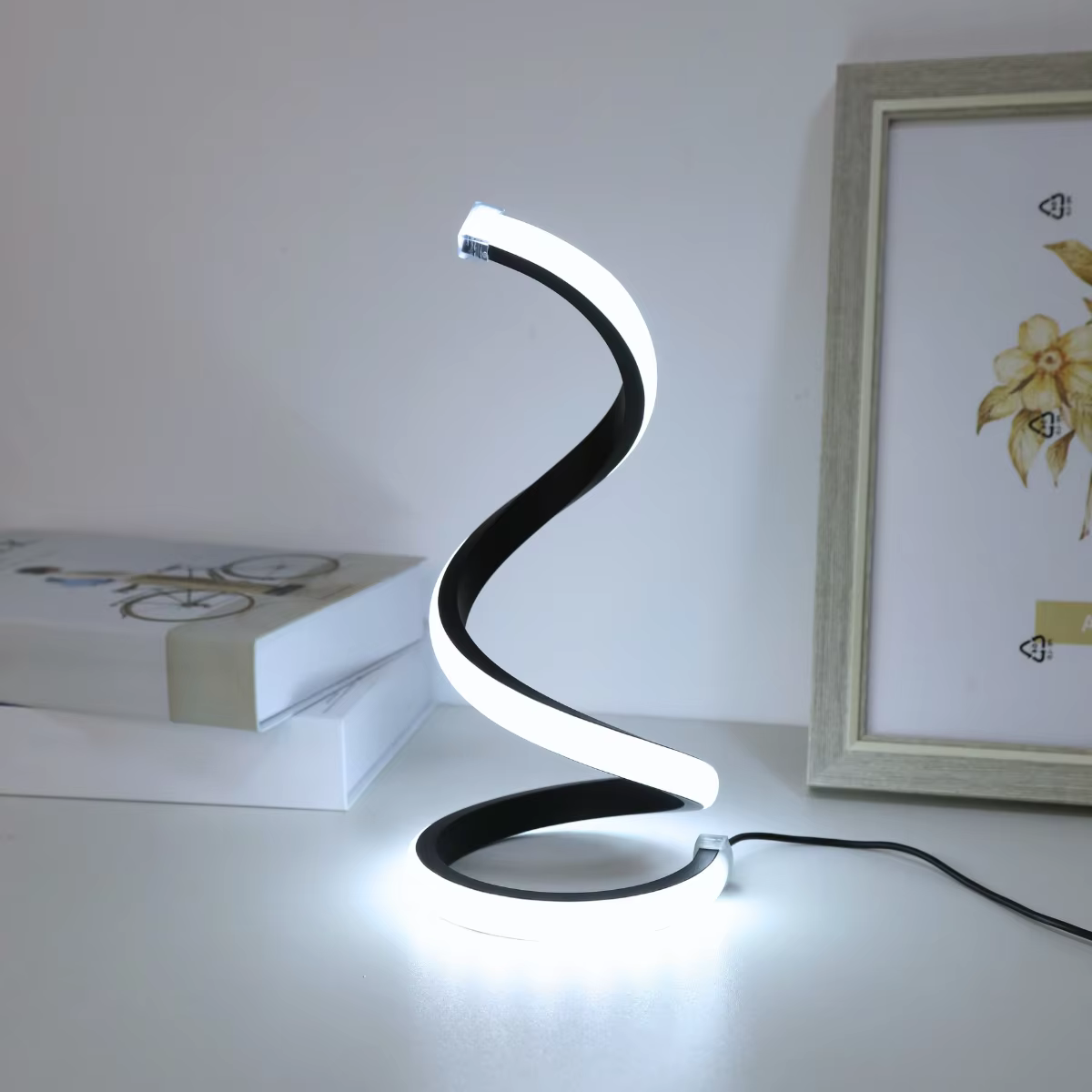 Lampe de bureau LED en spirale moderne