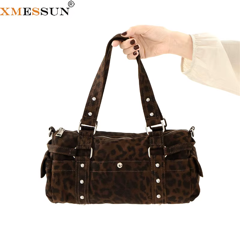XMESSUN Nouveau Sac Fourre-tout Vintage Léopard à Rivets pour Moto, Sac Boston Tendance pour Trajet Quotidien, Sac à Bandoulière Décontracté pour Femme