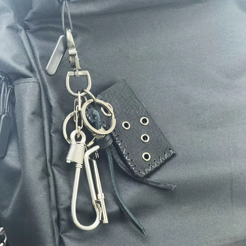 Accessoires de mode originaux : Porte-clés en cuir véritable, Décoration de jean, Pendentif métallique pour sac à dos en laiton et acier inoxydable