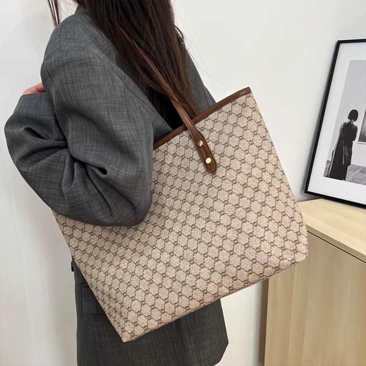 Sac à main vintage de luxe pour femme, imprimé monogramme, rivets, cuir PU, grande capacité, sac fourre-tout à fermeture éclair pour les trajets quotidiens