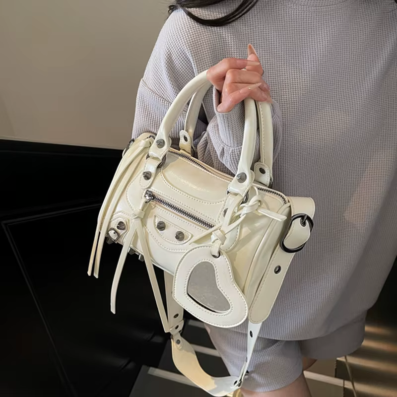 SHELKSBAG 2026 Sacs de moto tendance pour femmes, sac à main urbain Y2K classique et à la mode, sac bandoulière en cuir PU clouté
