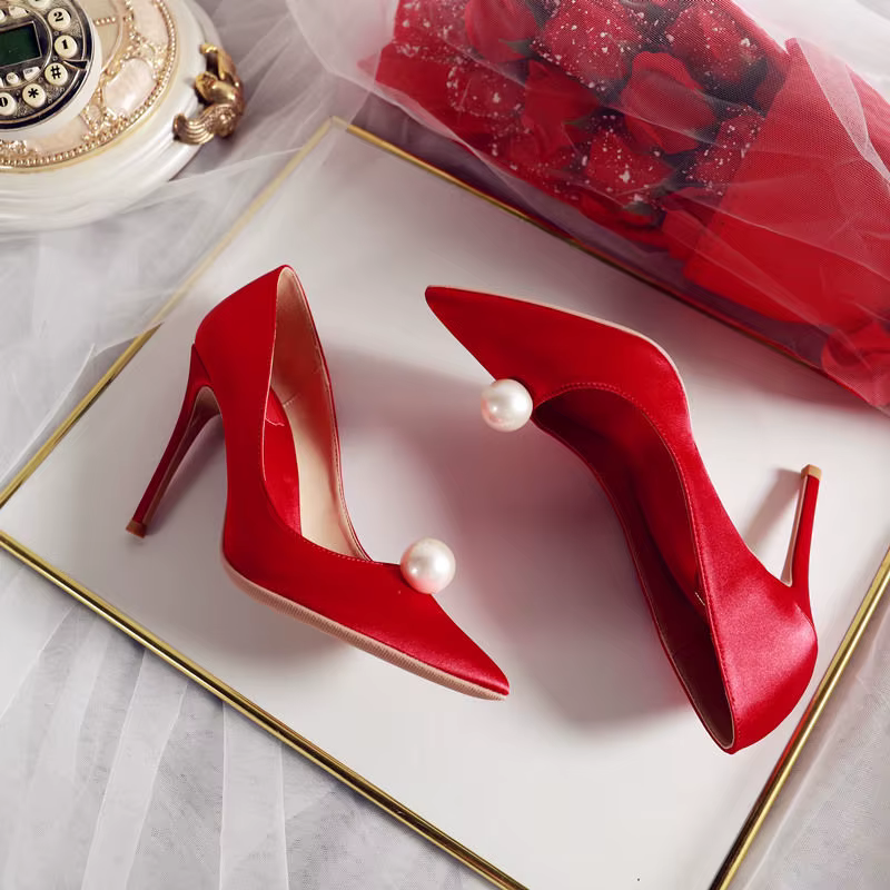 Escarpins de mariée chaussures pour femme 2025 Stilito chaussures d'été pour femmes perle rouge sur talon bout pointu blanc talons hauts chaussure populaire A