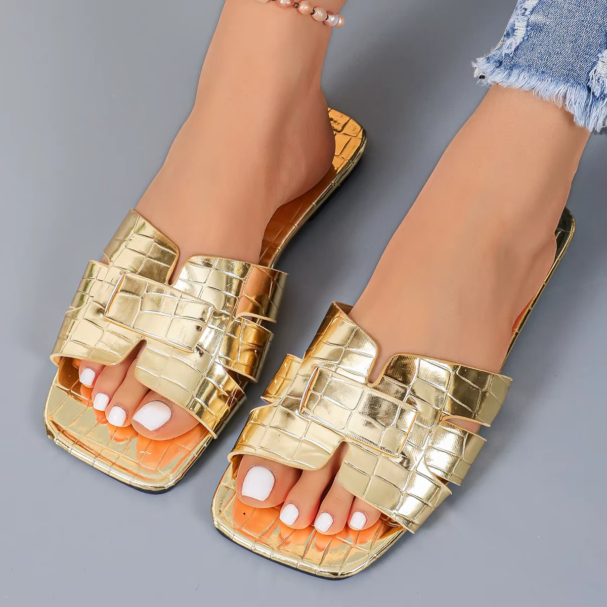 Sandales plates élégantes pour femmes, pantoufles dorées, été 2026, légères, à bout ouvert, antidérapantes, chaussures de plage d'extérieur, tongs pour femmes