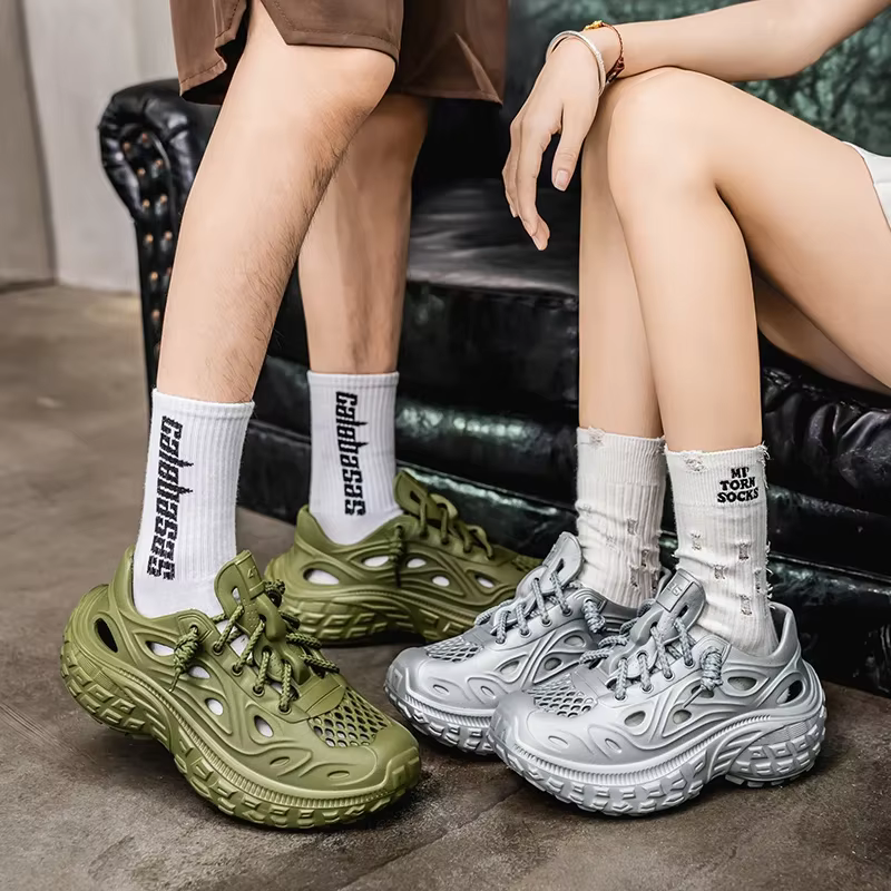 2025 nouveaux amoureux de la mode d'été sandales EVA Baotou sandales pour hommes en plein air fond épais trou chaussures de luxe plage hommes chaussures de jardin