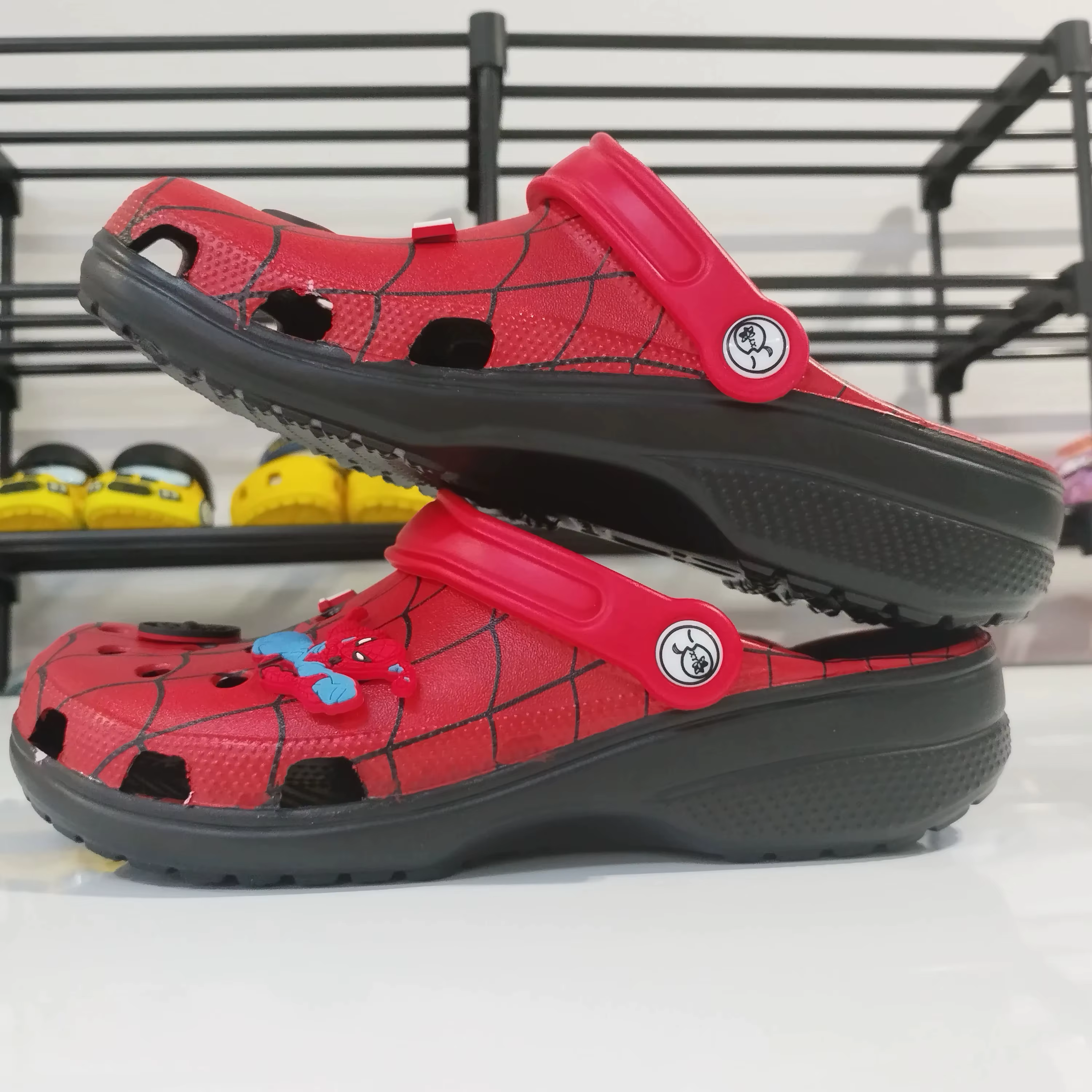 Pantoufles de dessin animé Spider-Man, sandales de plage antidérapantes, pantoufles mignonnes en EVA à bout fermé, pantoufles de loisirs à la maison, cadeaux pour garçons et filles.