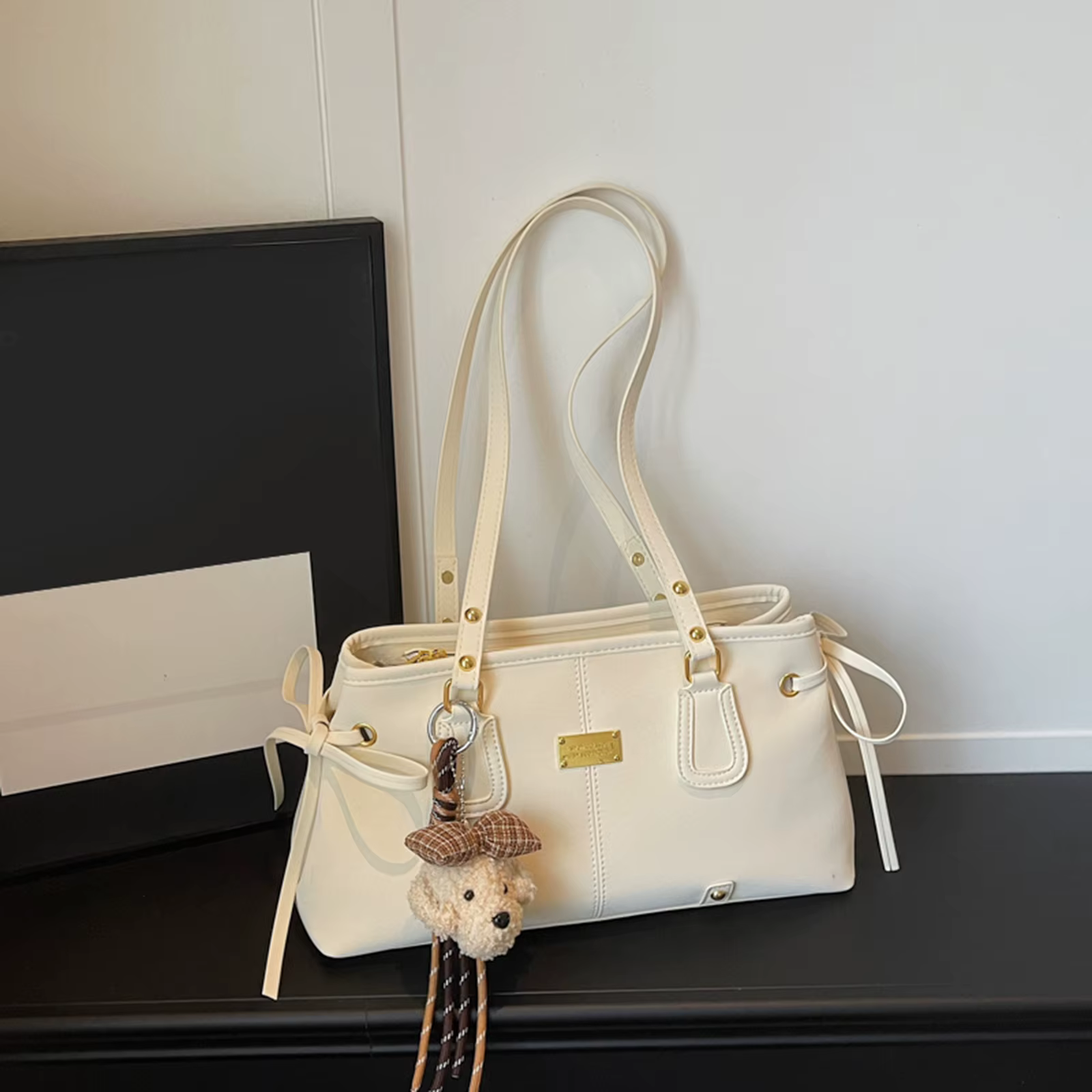 Sac à bandoulière tendance en cuir PU, sac sous le bras élégant, fourre-tout de travail grande capacité avec pendentif ours mignon pour femme, idéal pour les voyages et le travail