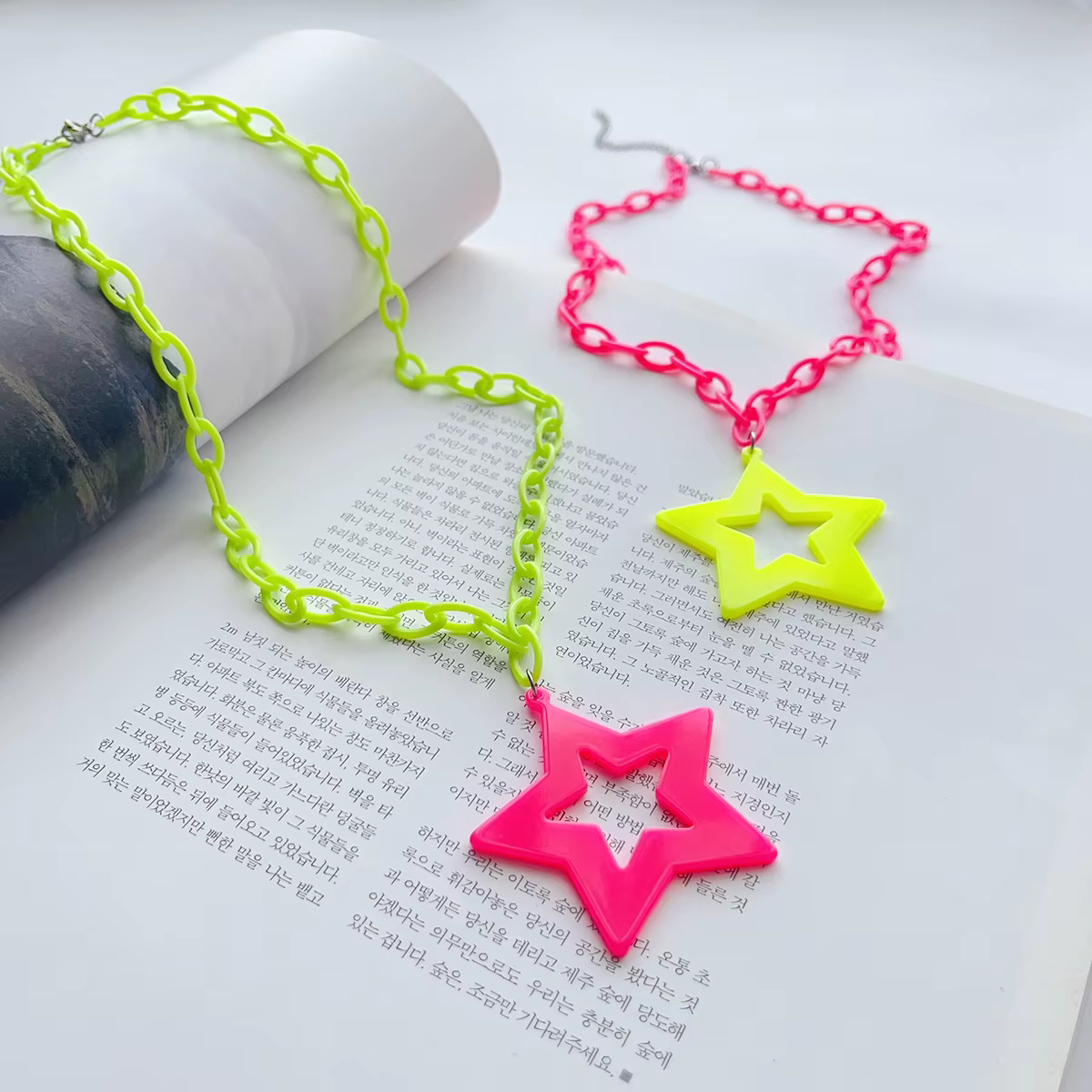 Rock hip-hop, personnalité exagérée, pendentif étoile fluorescente en acrylique, pull long, collier chaîne, accessoire de décoration pour femmes
