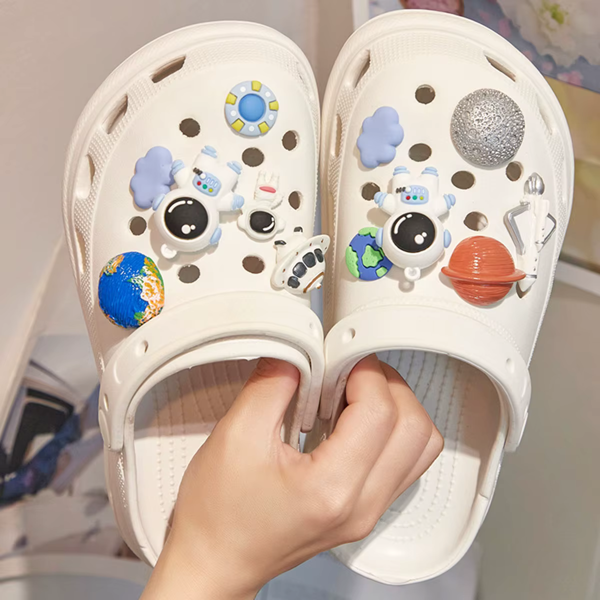 [Sans chaussure] Accessoires DIY pour chaussures à trous de la série Spaceman : Breloques créatives en forme de soucoupe volante et planète spatiale