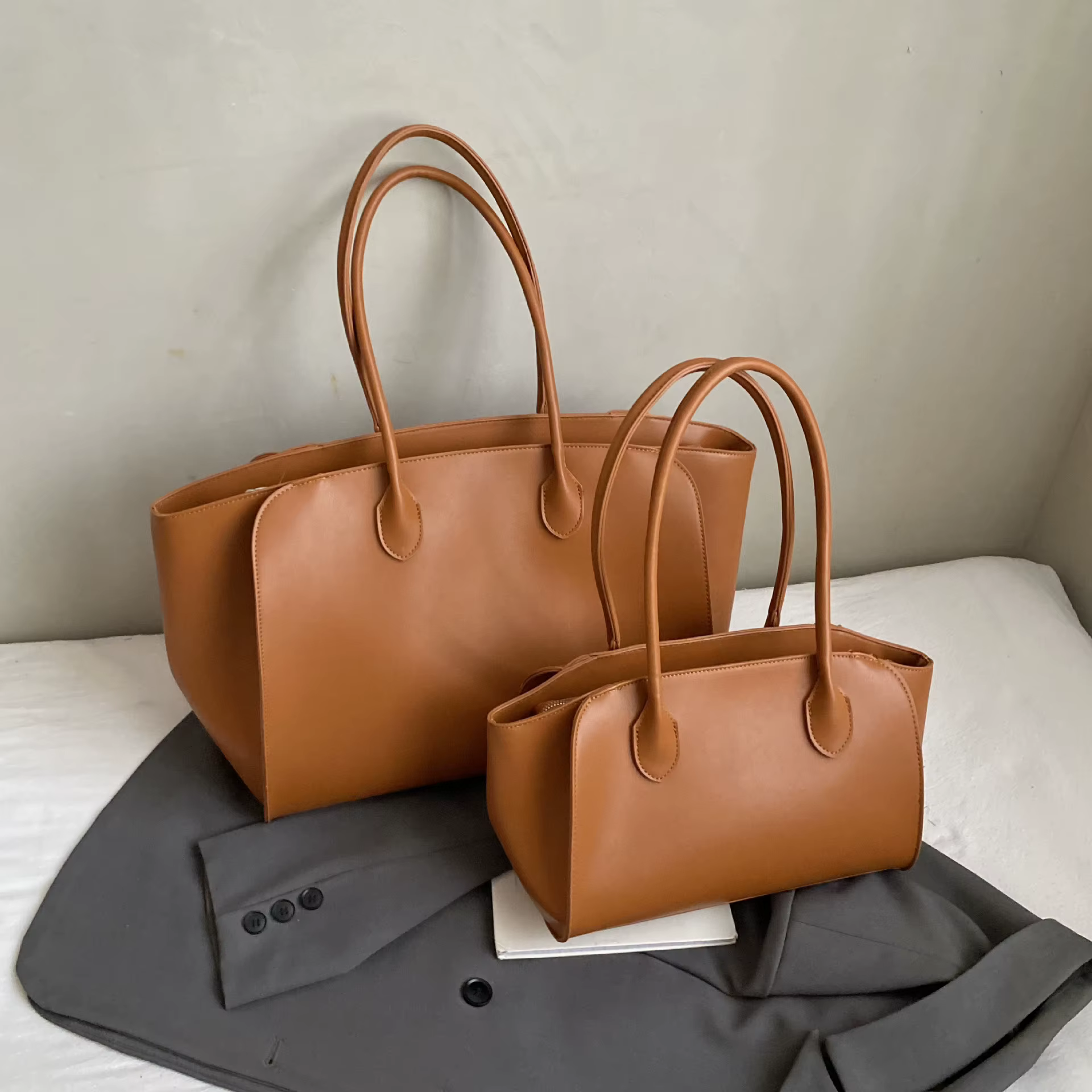 Sac fourre-tout tendance 2026 de luxe léger, design de niche, sac à main simple pour femme, sac sous le bras en cuir souple de haute qualité, cadeaux