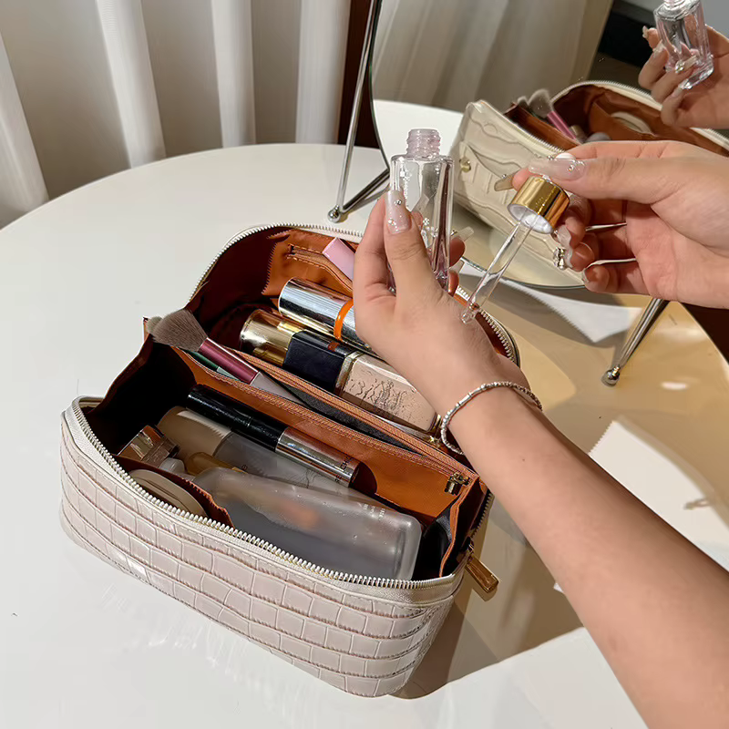 Trousse de maquillage grande capacité à motif crocodile, sac de rangement portable de haute qualité, pochette cosmétique durable et tendance pour les voyages quotidiens