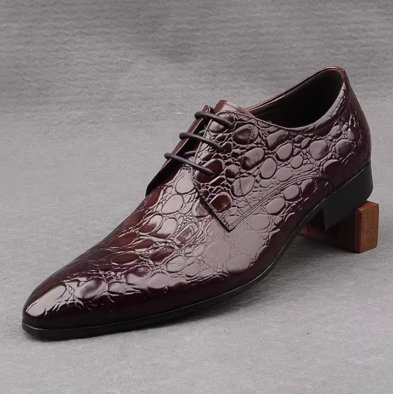 Processus de gaufrage européen et américain chaussures pour hommes vêtements de cérémonie d'affaires chaussures en cuir pointu britannique pour hommes en cuir véritable pour hommes