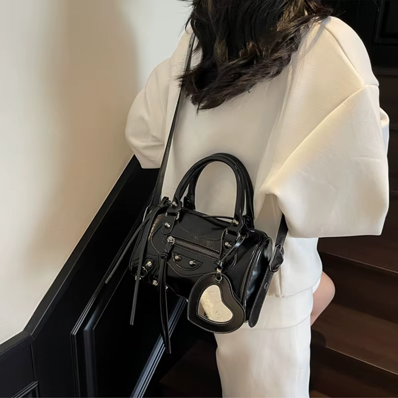 SHELKSBAG 2026 Sacs de moto tendance pour femmes, sac à main urbain Y2K classique et à la mode, sac bandoulière en cuir PU clouté