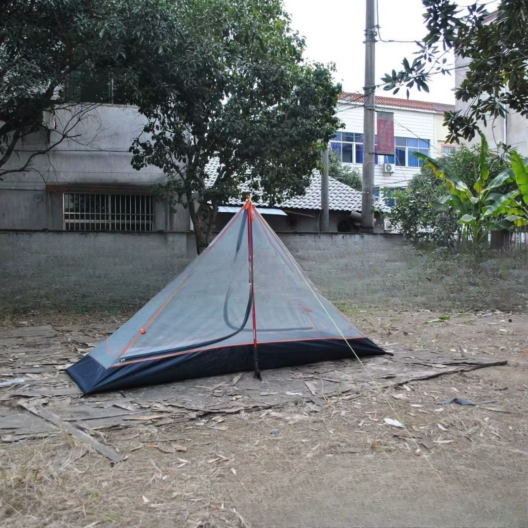 Tente de camping pyramidale avec poteau central unique
