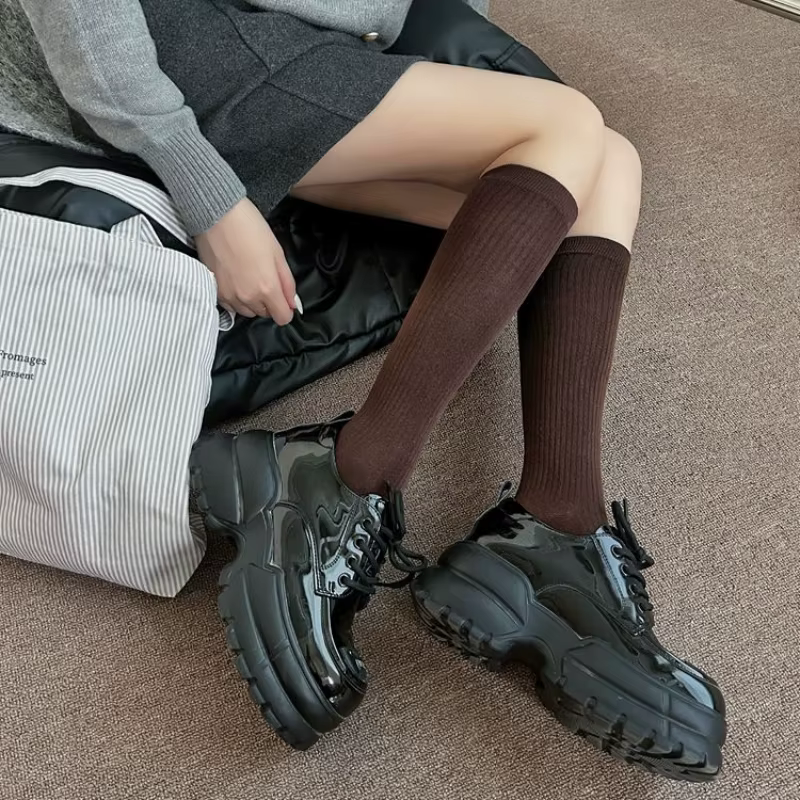 Chaussettes rouges 2025 mode couleur unie noir blanc gris chaussettes longues bas femmes mode japonaise coton tricoté chaussettes à tube moyen