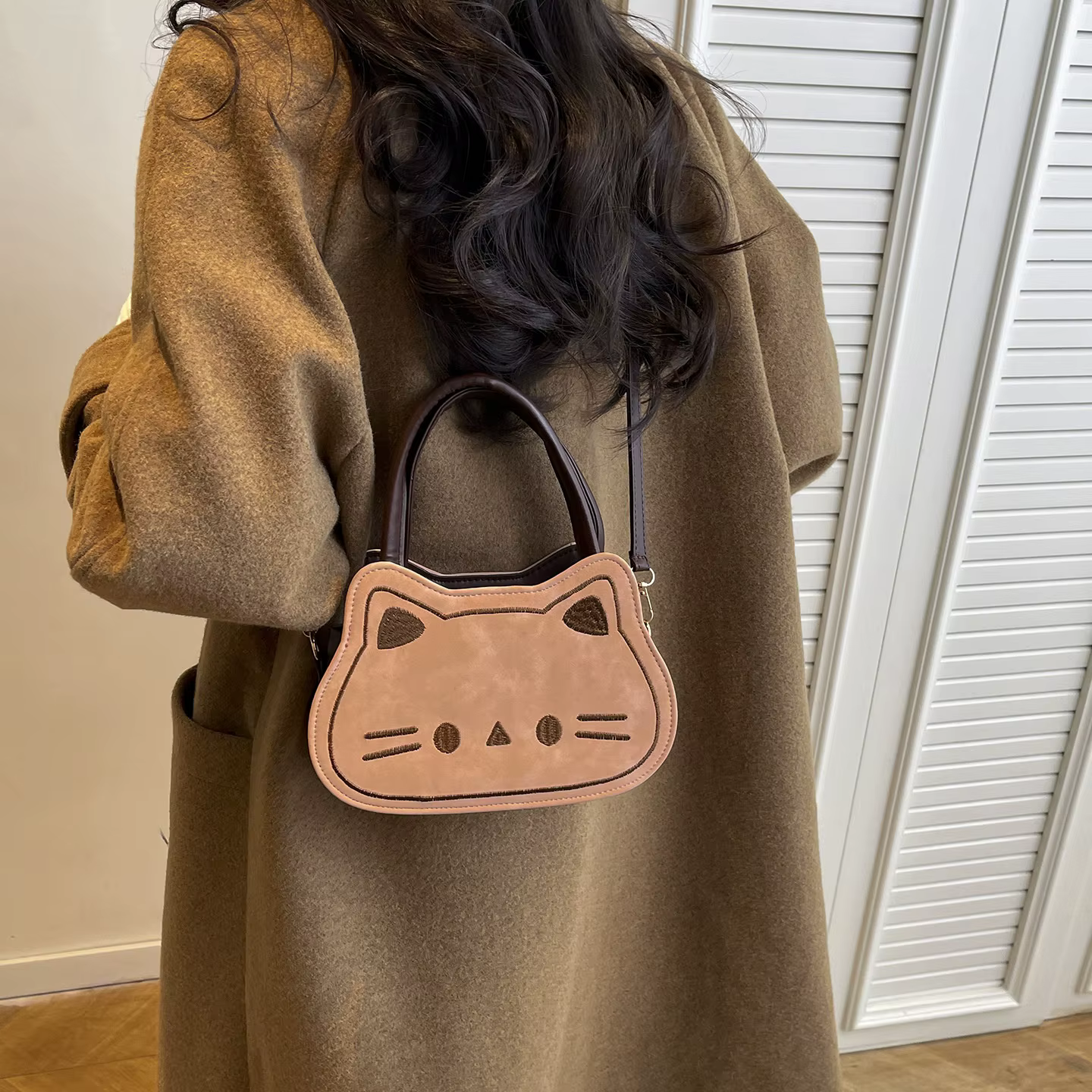 Sac à bandoulière mini mignon motif chat, sac polyvalent pour femme, sac de transport dessin animé mignon, style urbain, en PU, taille moyenne